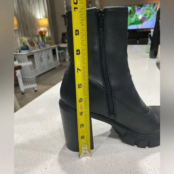 GUESS Black Chunky Lug Sole Side Zip Ankle Boots Size 9M EUC - Picture 7 of 12